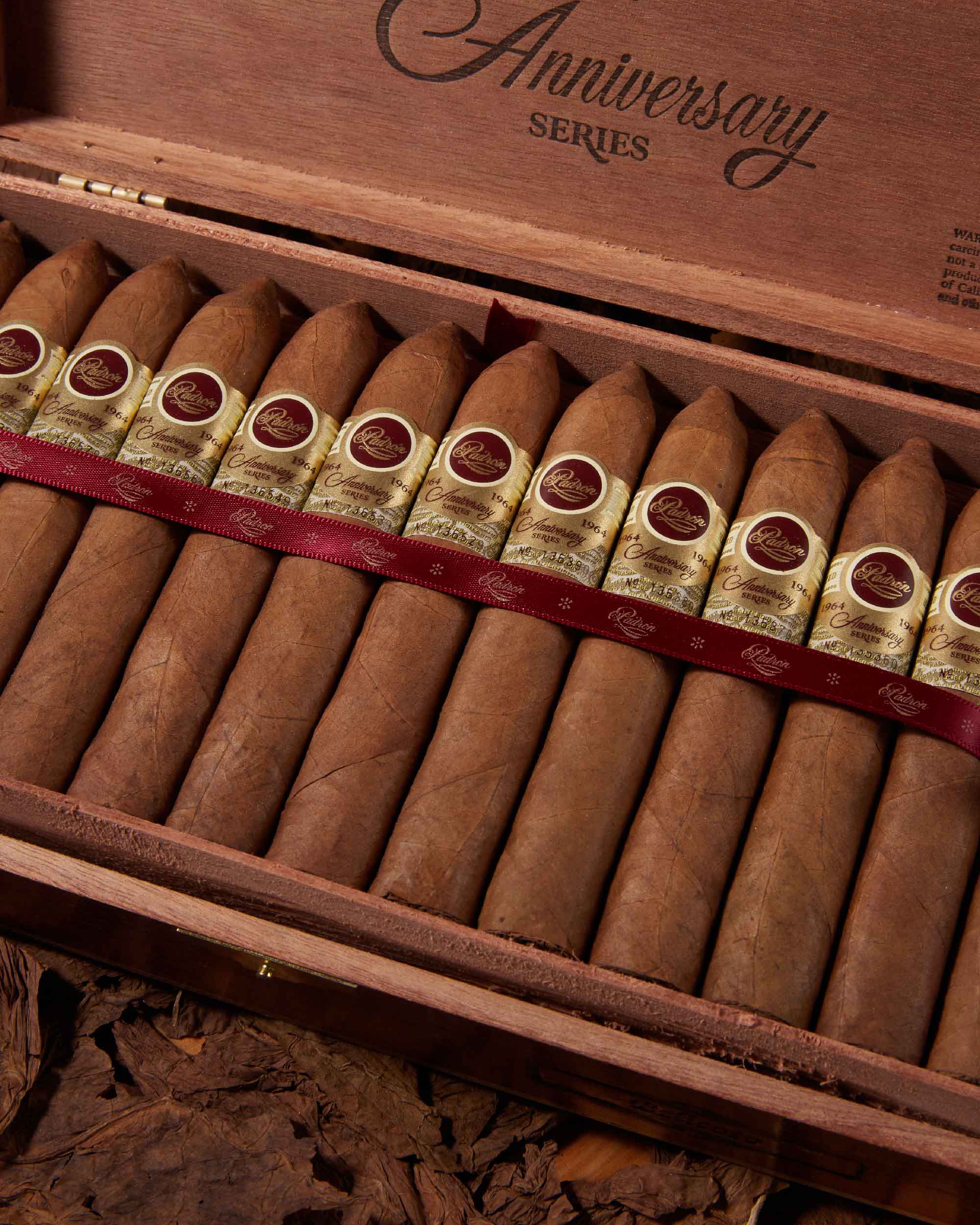 Padr??n 1964 Anniversary Belicoso Natural